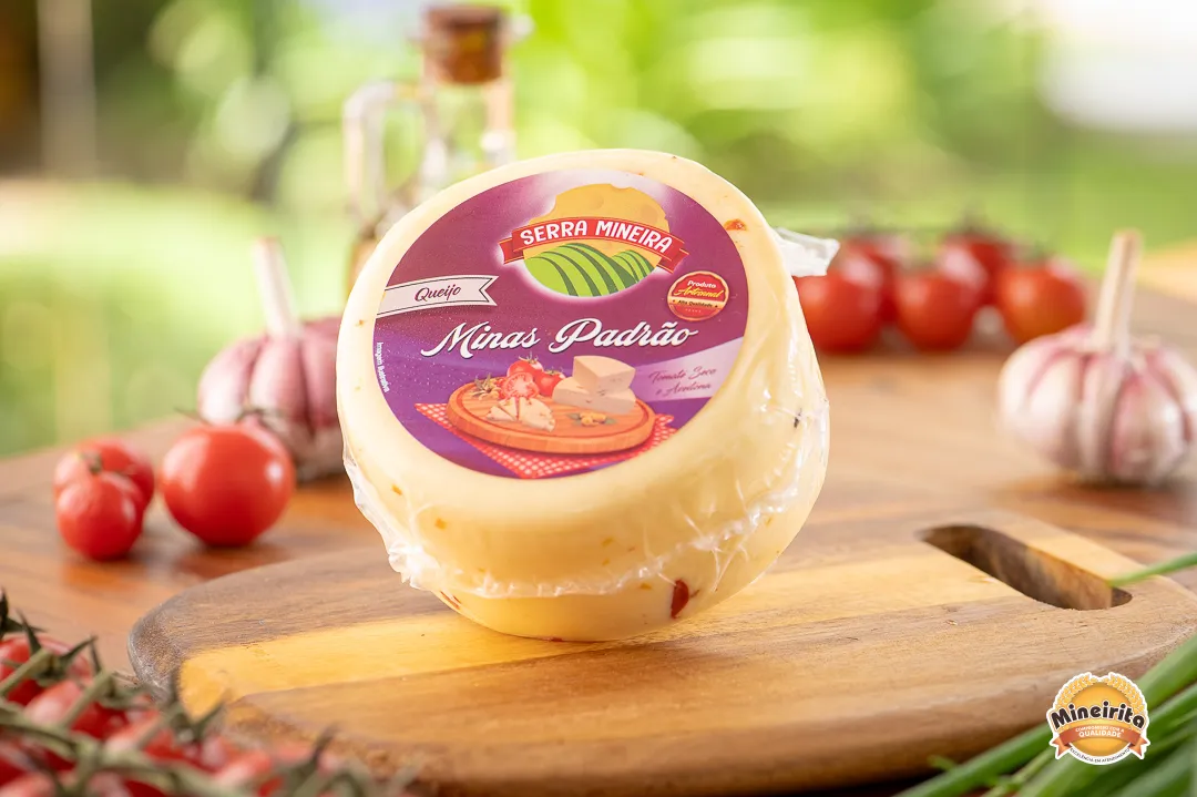 Queijo Minas Padrão com Tomate Seco e Azeitonas